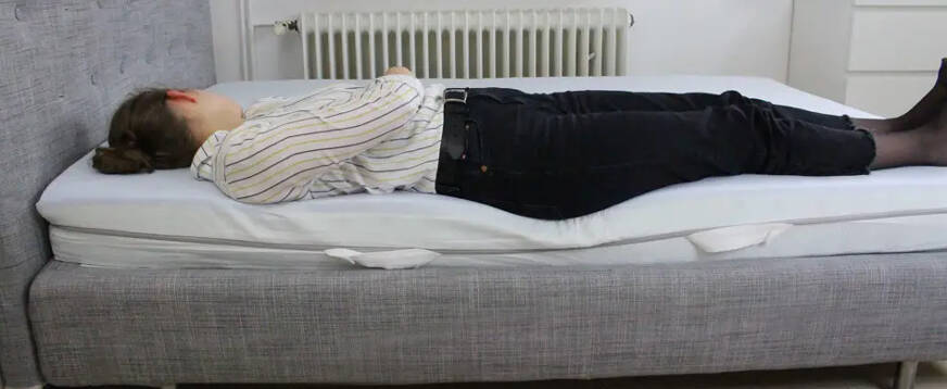 Emma One Matratze mit Probeschläferin auf der Seite